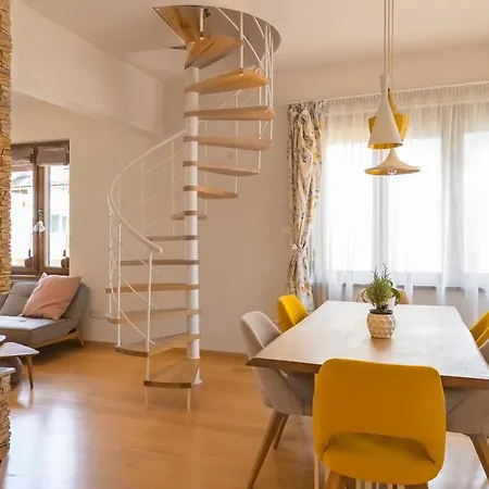 Designer Maisonette With Top Central Location