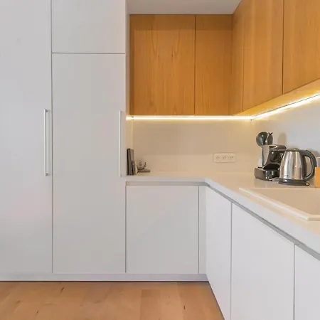 Designer Maisonette With Top Central Location *