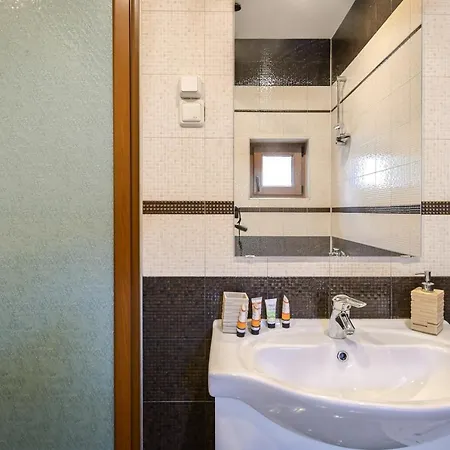 Designer Maisonette With Top Central Location