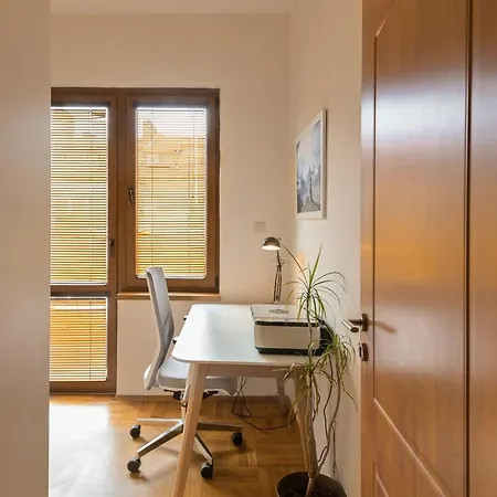 Designer Maisonette With Top Central Location
